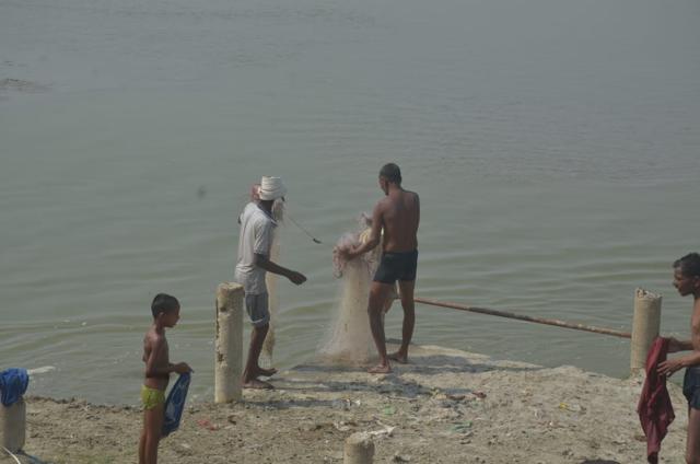 Fishermen at Gaughat (Anil Kumar Maurya/HT Photo) Fishermen at Gaughat (Anil Kumar Maurya/HT Photo)