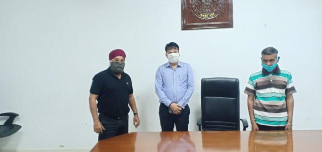 (L-R) Social worker Pritpal Singh, district magistrate Jabalpur Bharat Yadav with rescued teen Lovepreet. (HT PHOTO ) (L-R) Social worker Pritpal Singh, district magistrate Jabalpur Bharat Yadav with rescued teen Lovepreet. (HT PHOTO )