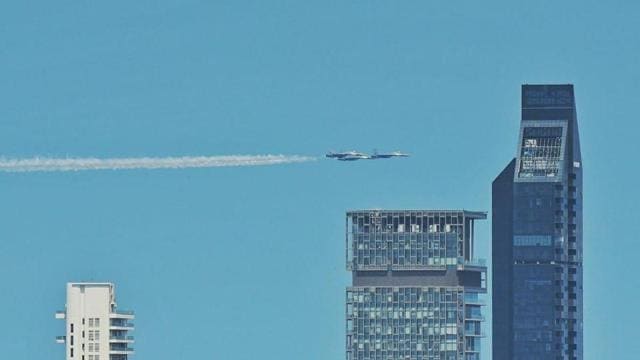 Fighter plane Sukhoi over the Mumbai skyline. (HT Photo/Vijayanand Gupta)