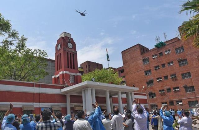 Air force helicopter dropped petals on medical staffs to thank them for their tremendous effort during coronavirus outbreak at LNJP hospital in New Delhi on 03 April 2020.  (HT Photo/Biplov Bhuyan)