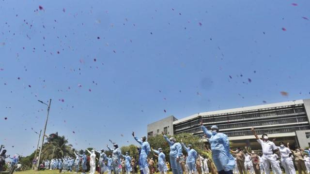 Indian Navy Chetak helicopter followed by Coast Guard showers flowers on doctors and medical staff of Asvini hospital, Colaba. (HT Photo/Satyabrata Tripathy)