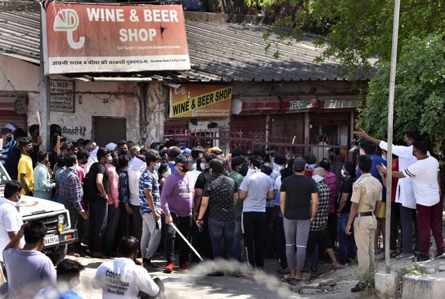 People crowding outside a liquor shop in Shri Niwaspuri, in New Delhi. (Photo: Mohd Zakir/HT)