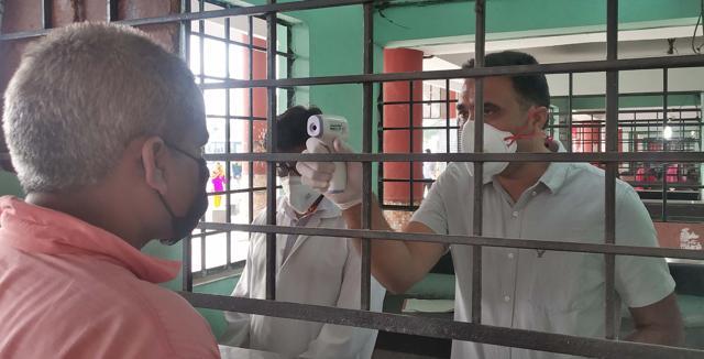 Health department staff screening passengers before they are sent to the railway station in Ludhiana on Wednesday. (Gurpreet Singh/HT) Health department staff screening passengers before they are sent to the railway station in Ludhiana on Wednesday. (Gurpreet Singh/HT)