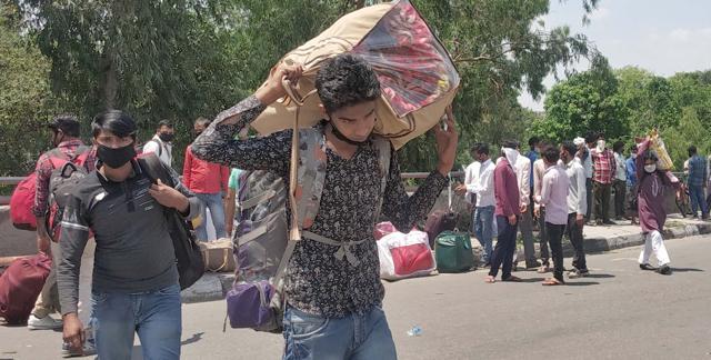 Migrants being dispersed by the police from Jagraon bridge in Ludhiana on Tuesday. (Gurpreet Singh/HT) Migrants being dispersed by the police from Jagraon bridge in Ludhiana on Tuesday. (Gurpreet Singh/HT)