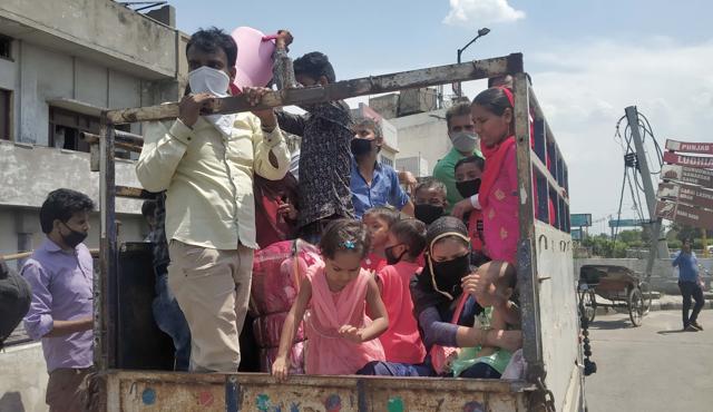 Migrants being taken back to their residences in Ludhiana from Jagraon Bridge on Tuesday. (Gurpreet Singh//HT) Migrants being taken back to their residences in Ludhiana from Jagraon Bridge on Tuesday. (Gurpreet Singh//HT)
