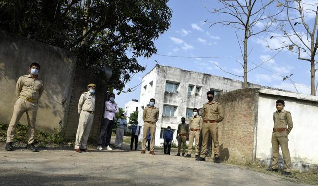 Cops outside the quarantine centre at GCRG Institute of Medical Science, BKT , Lucknow. (Dheeraj Dhawan/HT Photo)