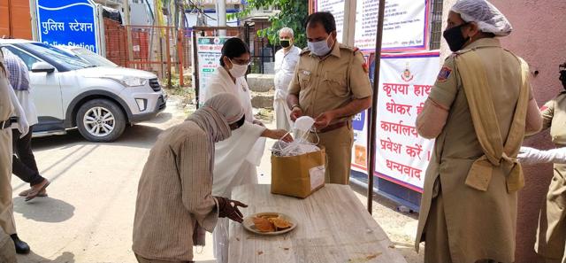 The police personnel at the Najafgarh Police Station distributed masks to the needy.