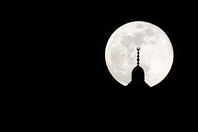 The full moon, also known as Supermoon or Flower Moon, rises over a mosque minaret on the 14th day of the holy fasting month of Ramadan, in Amman, Jordan May 7, 2020. REUTERS/Muhammad Hamed (REUTERS) The full moon, also known as Supermoon or Flower Moon, rises over a mosque minaret on the 14th day of the holy fasting month of Ramadan, in Amman, Jordan May 7, 2020. REUTERS/Muhammad Hamed (REUTERS)