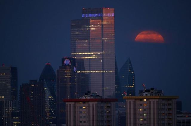 The full moon is seen behind the skyscrapers on the London skyline, also known as the Supermoon or Flower Moon, London, Britain, May 7, 2020. REUTERS/Hannah McKay (REUTERS) The full moon is seen behind the skyscrapers on the London skyline, also known as the Supermoon or Flower Moon, London, Britain, May 7, 2020. REUTERS/Hannah McKay (REUTERS)