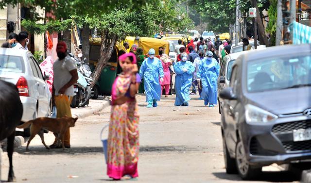 Health workers in PPE kits during door-to-door screening of residents in Bapu Dham Colony, Sector 26, Chandigarh. (Ravi Kumar/HT) Health workers in PPE kits during door-to-door screening of residents in Bapu Dham Colony, Sector 26, Chandigarh. (Ravi Kumar/HT)