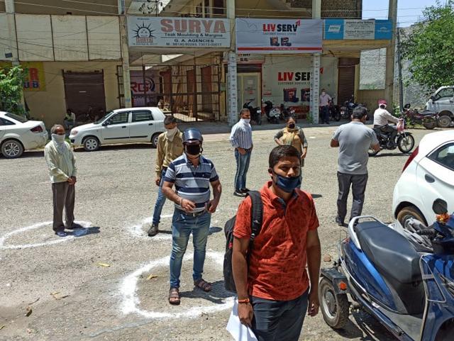 Visitors maintaining social-distancing norms outside the Employees’ Provident Fund Organisation office in Ludhiana. (HT PHOTO) Visitors maintaining social-distancing norms outside the Employees’ Provident Fund Organisation office in Ludhiana. (HT PHOTO)