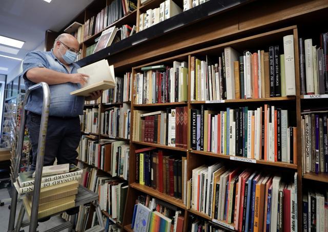 Bookseller Philippe Seyrat, wearing a protective face mask, arranges books at La Sorbonne bookstore in Nice as France softens its strict lockdown rules during the outbreak of the coronavirus disease (COVID-19) in France, May 13, 2020. REUTERS/Eric Gaillard (REUTERS) Bookseller Philippe Seyrat, wearing a protective face mask, arranges books at La Sorbonne bookstore in Nice as France softens its strict lockdown rules during the outbreak of the coronavirus disease (COVID-19) in France, May 13, 2020. REUTERS/Eric Gaillard (REUTERS)
