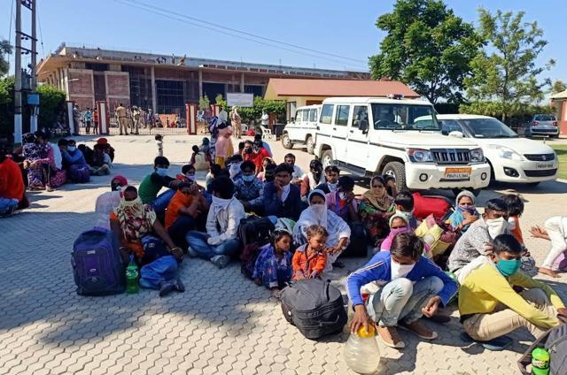 Some migrants who came to Mohali district from Panchkula after they heard the trains were leaving from here said they were not allowed to enter the screening centres, but having nowhere else to go decided to camp outside the centre. (HT PHOTO) Some migrants who came to Mohali district from Panchkula after they heard the trains were leaving from here said they were not allowed to enter the screening centres, but having nowhere else to go decided to camp outside the centre. (HT PHOTO)
