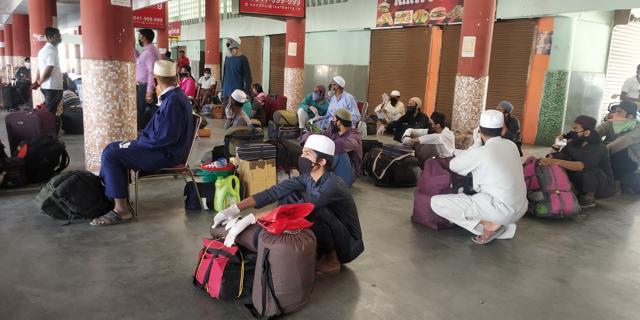 After medical screening at the Ludhiana ISBT, passengers were taken to the Jalandhar railway station in buses. (HT Photo) After medical screening at the Ludhiana ISBT, passengers were taken to the Jalandhar railway station in buses. (HT Photo)