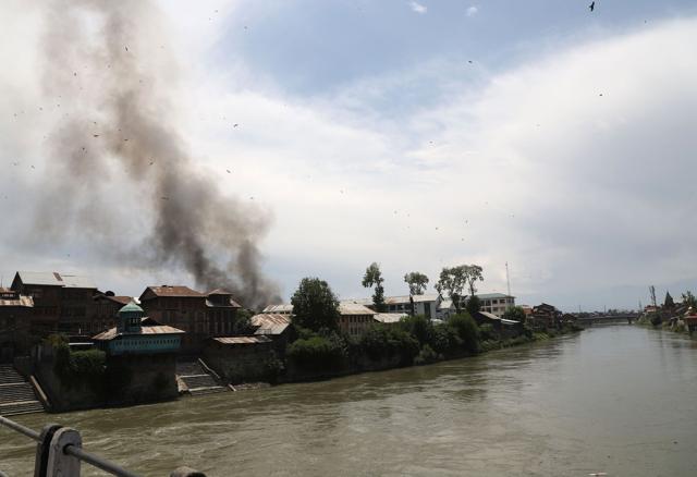 Some locals even alleged that they found their houses ransacked and many of their valuables missing after they returned to their homes when the encounter had ended. (Waseem Andrabi/HT)