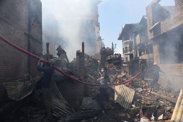 Locals dousing the fire in Srinagar. (Waseem Andrabi/HT)