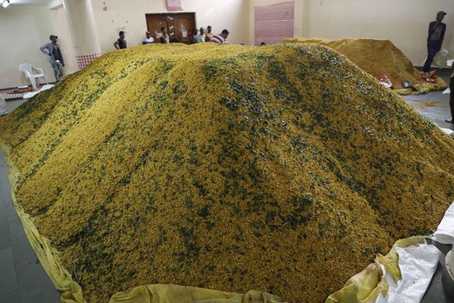 Dada’s wildest fantasy: A mound of chiwda waiting to be packaged at the Poona Merchants Chambers in Pune on October 31, 2018, ahead of Diwali. (Rahul Raut/HT Photo)