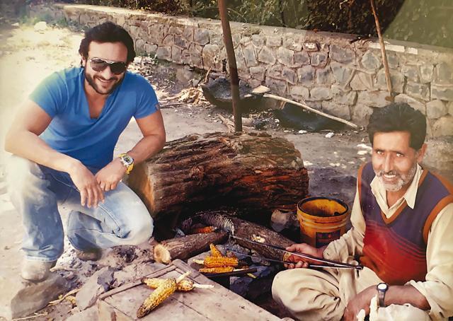 Saif Ali savoured bhutta on his way to meet Kareena Kapoor Khan