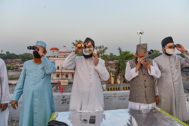 Lucknow: Muslim cleric and Markazi Chand Committee Chairman Maulana Khalid Rasheed Firangi Mahali looks through his binoculars to sight the moon. (PTI) Lucknow: Muslim cleric and Markazi Chand Committee Chairman Maulana Khalid Rasheed Firangi Mahali looks through his binoculars to sight the moon. (PTI)
