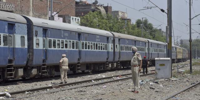 Police force deployed on railway tracks near Dukhniwaran Gurudwara in Ludhiana on Friday. (Gurpreet Singh/HT) Police force deployed on railway tracks near Dukhniwaran Gurudwara in Ludhiana on Friday. (Gurpreet Singh/HT)