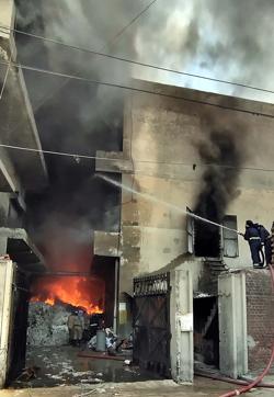 Firefighters trying to control the blaze at the woollen mill godown on RK Road near Cheema Chowk in Ludhiana on Sunday. (GURPREET SINGH/HT) Firefighters trying to control the blaze at the woollen mill godown on RK Road near Cheema Chowk in Ludhiana on Sunday. (GURPREET SINGH/HT)