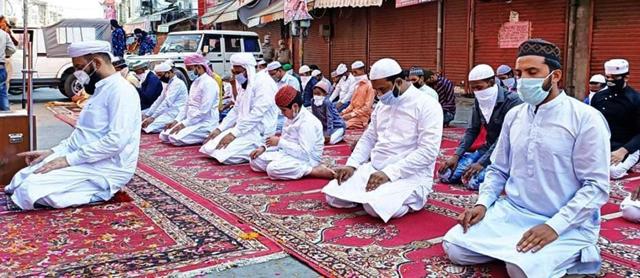 On the occasion of Eid, a group of Muslims showered flower petals on police personnel for their hard work amid the coronavirus lockdown. (Gurpreet Singh/HT) On the occasion of Eid, a group of Muslims showered flower petals on police personnel for their hard work amid the coronavirus lockdown. (Gurpreet Singh/HT)