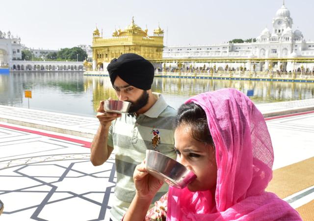 Sikh devotees drinking at a chabeel in Amritsar on Tuesday. (Sameer Sehgal/HT) Sikh devotees drinking at a chabeel in Amritsar on Tuesday. (Sameer Sehgal/HT)