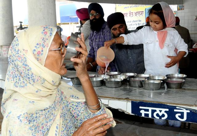 Devotees serving cold and sweet water to people on the martyrdom day of Guru Arjun Dev at Gurdwara Dukhniwaran Sahib in Patiala on Tuesday. Devotees serving cold and sweet water to people on the martyrdom day of Guru Arjun Dev at Gurdwara Dukhniwaran Sahib in Patiala on Tuesday.