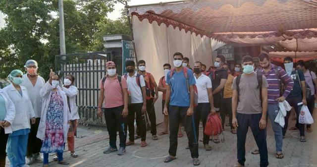 RPF jawans being discharged from Mother and Child Hospital, Chandigarh Road, in Ludhiana on Tuesday. (ht photo) RPF jawans being discharged from Mother and Child Hospital, Chandigarh Road, in Ludhiana on Tuesday. (ht photo)