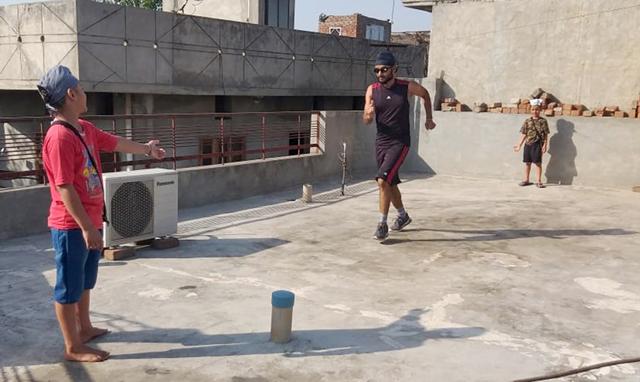 Gurveer’s children helping him with the workout. (HT PHOTO) Gurveer’s children helping him with the workout. (HT PHOTO)
