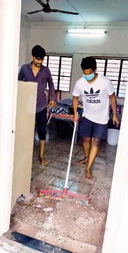 Video grabs show inmates cleaning the dirty corridors at the isolation centre at Sinhgad College Girls Hostel in Vadgaon Budruk. (HT/PHOTO) Video grabs show inmates cleaning the dirty corridors at the isolation centre at Sinhgad College Girls Hostel in Vadgaon Budruk. (HT/PHOTO)