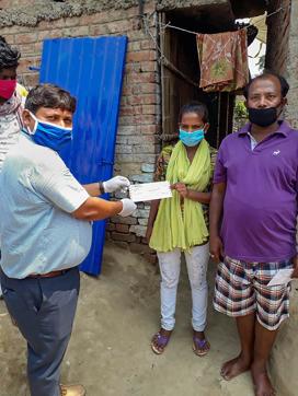 An official of Indian Bank hands over a demand draft of Rs 30,000 to Jyoti Kumari (PTI) An official of Indian Bank hands over a demand draft of Rs 30,000 to Jyoti Kumari (PTI)