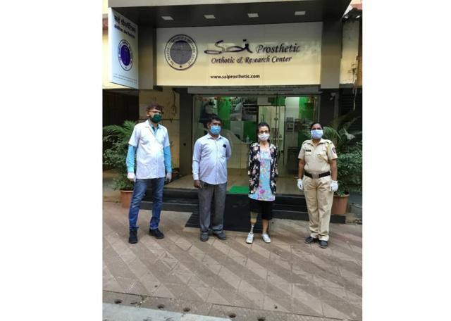 The image shows people from clinic, female cop of Mumbai Police, and the car’s driver. (Instagram/officialhumansofbombay)
