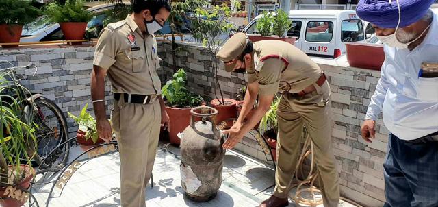 Police inspect the damaged cylinder. (Keshav Singh/HT) Police inspect the damaged cylinder. (Keshav Singh/HT)