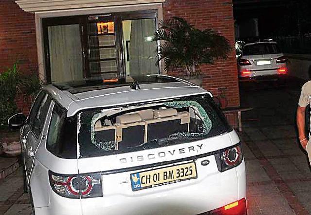 The damaged windshield of the Land Rover Discovery. (HT PHOTO) The damaged windshield of the Land Rover Discovery. (HT PHOTO)