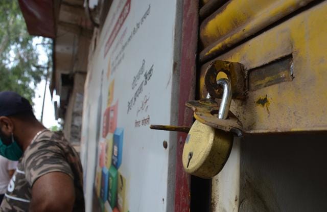 The broken lock of the bank’s shutter. (Sant Arora/HT) The broken lock of the bank’s shutter. (Sant Arora/HT)