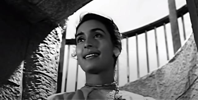Nutan in the song Dil Ka Bhawar Kare Pukar from Tere Ghar Ke Samne. Nutan in the song Dil Ka Bhawar Kare Pukar from Tere Ghar Ke Samne.