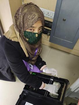 ATM officer Zakia Banoo repleshing cash at an ATM in Kargil. (HT Photo )