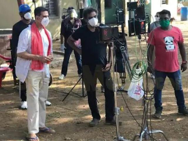 R. Balki shooting a public service campaign ad with Akshay Kumar in Mumbai’s Kamalistan Studio R. Balki shooting a public service campaign ad with Akshay Kumar in Mumbai’s Kamalistan Studio