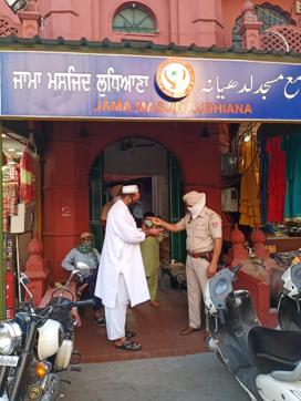 Securitymen outside Jama Majid sanitising hands of a visitor in Ludhiana on Sunday (HT PHOTO) Securitymen outside Jama Majid sanitising hands of a visitor in Ludhiana on Sunday (HT PHOTO)