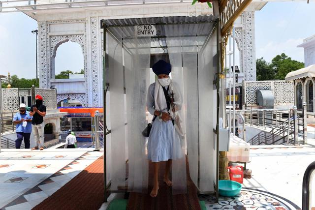 Sanitisation tunnels have also been installed at the entry points of Bangla Sahib gurudwara in Delhi (Photo: Mohd Zakir/HT) Sanitisation tunnels have also been installed at the entry points of Bangla Sahib gurudwara in Delhi (Photo: Mohd Zakir/HT)