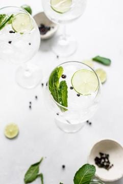Classic gin & tonic (https://www.platingsandpairings.com/) Classic gin & tonic (https://www.platingsandpairings.com/)