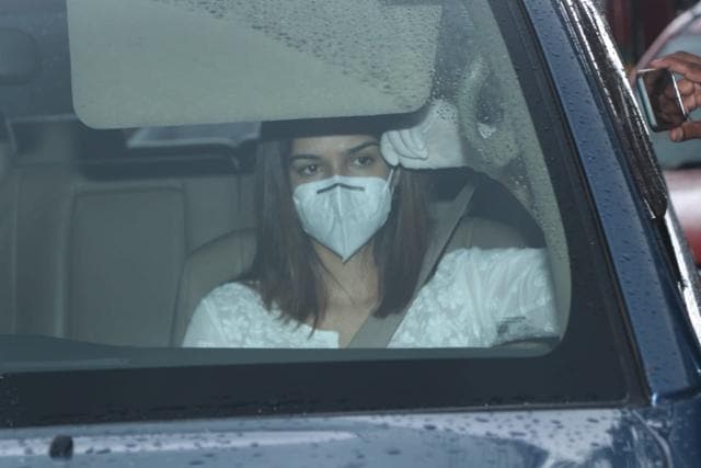 Kriti Sanon at Sushant Singh Rajput’s funeral. (Varinder Chawla) Kriti Sanon at Sushant Singh Rajput’s funeral. (Varinder Chawla)