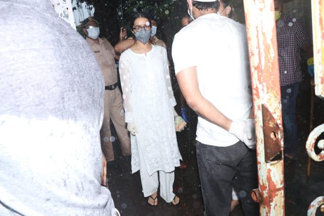 Shraddha Kapoor at Sushant Singh Rajput’s funeral. (Varinder Chawla) Shraddha Kapoor at Sushant Singh Rajput’s funeral. (Varinder Chawla)