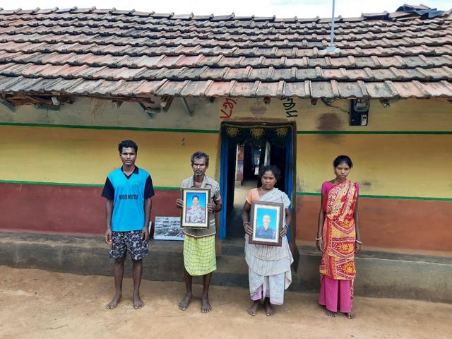 Ganesh Hansda’s mother, father, elder brother and sister-in-law in front of their thatched house in Koshaphaliya village in Chingra panchayats in East Singhbhum district of Jharkhand. (HT Photo) Ganesh Hansda’s mother, father, elder brother and sister-in-law in front of their thatched house in Koshaphaliya village in Chingra panchayats in East Singhbhum district of Jharkhand. (HT Photo)