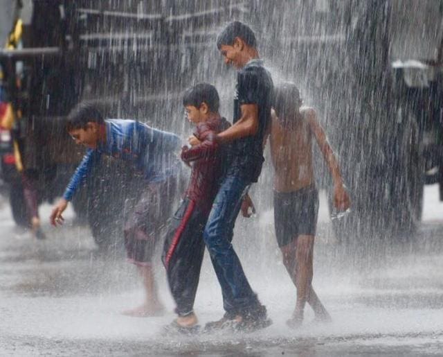 In photos: After 2 days of moderate showers, Mumbai finally witnesses ...