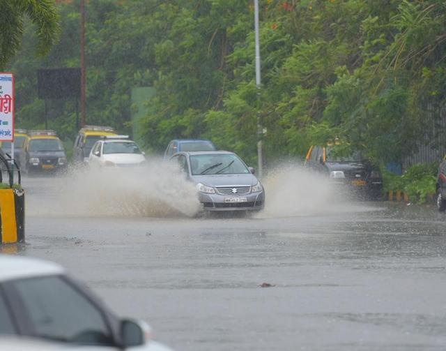 Vehicles wade through water logged on roads in Mumbai as rains lash the city on Thursday. (Vijayanand Gupta/HT Photo ) Vehicles wade through water logged on roads in Mumbai as rains lash the city on Thursday. (Vijayanand Gupta/HT Photo )