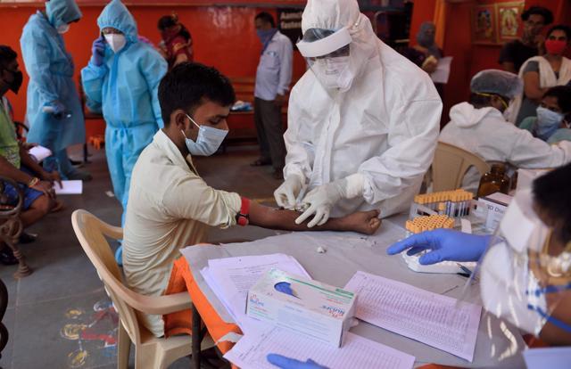A doctor of Indian Council of Medical Research taking blood samples. (Photo:Satish Bate/HT ) A doctor of Indian Council of Medical Research taking blood samples. (Photo:Satish Bate/HT )