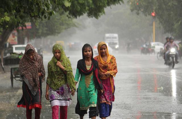 A group of girls caught in the Friday showers at Phase 11, Mohali. (Gurminder Singh/HT) A group of girls caught in the Friday showers at Phase 11, Mohali. (Gurminder Singh/HT)