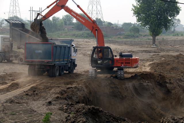 The municipal corporation excavating a pond to drain excess rainwater in Bathinda. (Sanjeev kumar/HT) The municipal corporation excavating a pond to drain excess rainwater in Bathinda. (Sanjeev kumar/HT)